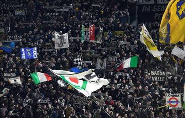 Juventus supporters cheer during the UEFA Champions League round of sixteen first leg football match between Juventus and Tottenham Hotspur at The Allianz Stadium in Turin on February 13, 2018. / AFP PHOTO / MIGUEL MEDINA