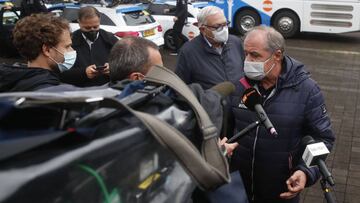 El director del Giro de Italia Mauro Vegni atiende a los medios tras el plantón del pelotón en la decimonovena etapa del Giro de Italia 2020.