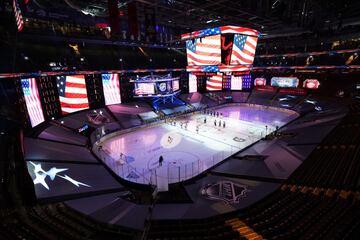 El himno estadounidense ya suena de nuevo en las grandes competiciones deportivas del país, desde la burbuja NBA de Orlando a los estadios de la MLB o a este Scotiabank Arena de Toronto (Canadá), antes del Maple Leafs-Blue Jackets de la NHL. El denominador común: salvo los jugadores, no hay nadie para entonarlo por culpa del coronavirus. 