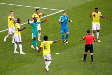 Los jugadores de Colombia discuten la decisión arbitral, previo a la implementación del VAR durante el partido Senegal-Colombia, del Grupo H del Mundial de Fútbol de Rusia 2018, en el Samara Arena de Samara, Rusia, hoy 28 de junio de 2018