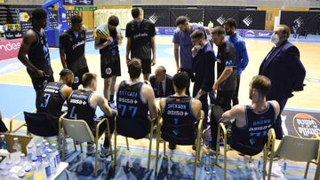Jota Cuspinera da instrucciones a sus jugadores durante el Monbus Obradoiro-Movistar Estudiantes.