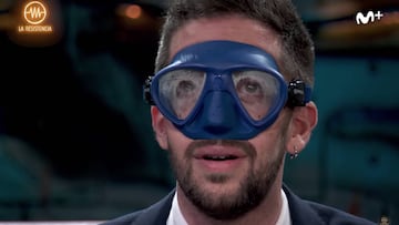 David Broncano con una máscara de buceo regalada por el apneísta profesional de Miguel Lozano en La Resistencia, de Movistar+.