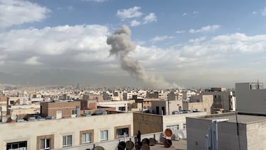 Humo se eleva tras una explosión, después de que el ministro de Defensa israelí, Israel Katz, declarara que Israel había lanzado un ataque preventivo contra Irán, en Teherán.