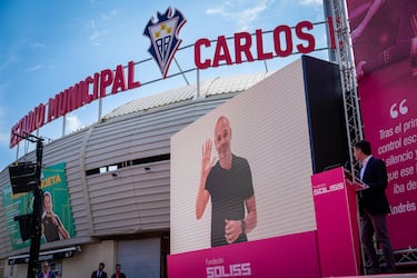 Andrés Iniesta saluda a los seguidores y paisanos que no han querido perderse la inauguración. 