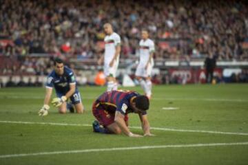 Luis Suárez falla el tercer gol a puerta vacía.