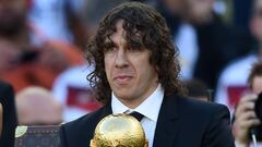 Carles Puyol con el trofeo de la Copa Mundial de la FIFA en Maracan&aacute;.