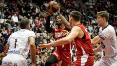 GIRONA, 03/03/2024.- Ike Iroegbu del Basquet Girona (c), y T. Scrubb (i), del Monbus Obradoiro, este domingo durante el partido de la Liga Endesa en el pabellón de Fontajau en Girona.- EFE/David Borrat.
