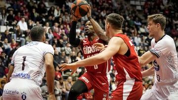 GIRONA, 03/03/2024.- Ike Iroegbu del Basquet Girona (c), y T. Scrubb (i), del Monbus Obradoiro, este domingo durante el partido de la Liga Endesa en el pabellón de Fontajau en Girona.- EFE/David Borrat.
