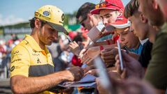 MTI176. MOGYOROD (HUNGR&Iacute;A), 26/07/2018.- El piloto espa&ntilde;ol de la escuder&iacute;a Renault de F&oacute;rmula Uno, Carlos Sainz, firma aut&oacute;grafos en el circuito de Hungaroring, Hungr&iacute;a, el 26 de julio del 2018. El Gran Premio de Hungr&iacute;a se disputa esta fin de semana. EFE/Zoltan Balogh PROHIBIDO SU USO EN HUNGR&Iacute;A