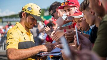 MTI176. MOGYOROD (HUNGR&Iacute;A), 26/07/2018.- El piloto espa&ntilde;ol de la escuder&iacute;a Renault de F&oacute;rmula Uno, Carlos Sainz, firma aut&oacute;grafos en el circuito de Hungaroring, Hungr&iacute;a, el 26 de julio del 2018. El Gran Premio de Hungr&iacute;a se disputa esta fin de semana. EFE/Zoltan Balogh PROHIBIDO SU USO EN HUNGR&Iacute;A