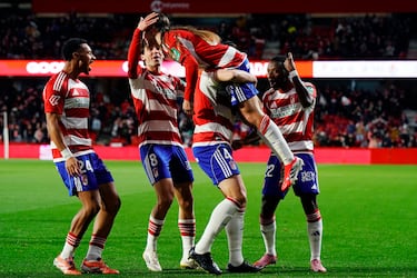 Aprobados y suspensos del Granada: Izan González se suelta el pelo