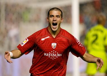 El de Montevideo, capital de Uruguay, aterrizó en El Sadar en la temporada 2007/08 procedente del Espanyol. Posteriormente volvería al club perico. En el conjunto 'rojillo' estuvo cuatro temporadas en los que llegó a anotar 30 goles en 103 partidos.