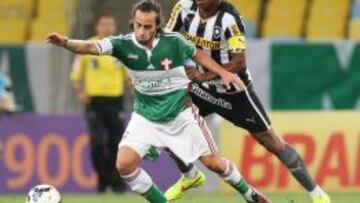 Jorge Valdivia trata de zafarse de su marca frente a Botafogo.