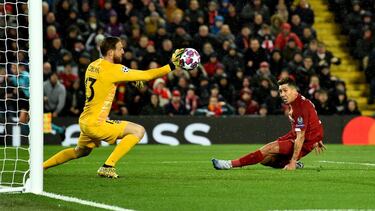 Oblak para un remate de Firmino en el Liverpool-Atlético de 2020.