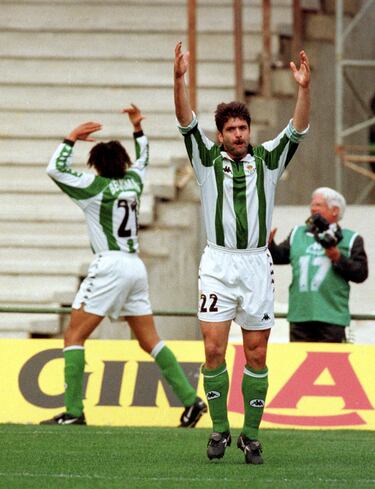 Jugó en el Real Madrid 'C' entre 1990 y 1992 y vistió la camiseta del 'B' desde 1993 hasta 1995. Defendió los colores del Betis entre 1997 y 1999. 
