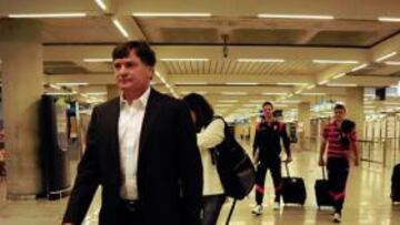 <b>FINAL FELIZ. </b>Camacho, a su llegada anoche al aeropuerto de Palma al frente del equipo rojillo.