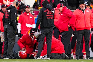 Patrick Mahomes recibe atención médica del equipo tras una lesión sufrida durante el último cuarto contra Los Angeles Chargers en el GEHA Field del Arrowhead Stadium.