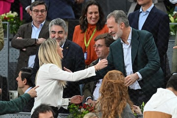 Maribel Nadal y el Rey Felipe se saludan durante el partido de Rafa Nadal en el Mutua Madrid Open.