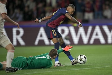 1-0. Fermín López asiste desde el medio del campo a Raphinha superando a Joshua Kimmich, el brasileño se va solo, sortea a Manuel Neuer y anota el primer tanto a placer.