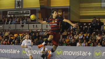 Aitor Ari&ntilde;o lanza durante un partido entre ABANCA Ademar Le&oacute;n y Barcelona Lassa en una imagen de archivo. Los dos equipos se ver&aacute;n en semifinales de la Copa del Rey de balonmano.