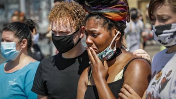 Protestante llora la muerte de George Floyd en Minneapolis, USA. Mayo 25.