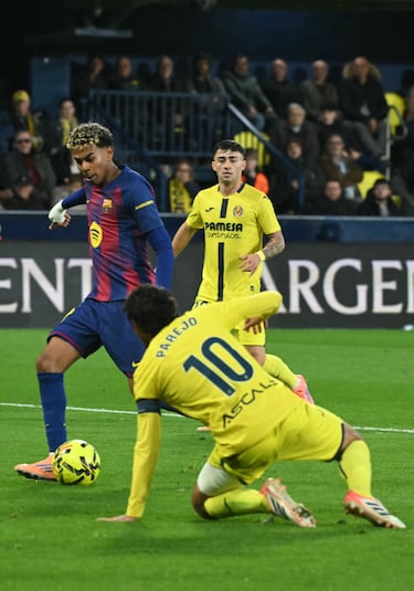 Lamine Yamal marca el 0-2 al Villarreal. 