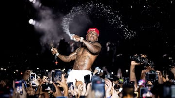 MIAMI GARDENS, FLORIDA - 25 DE JULIO: DaBaby act&uacute;a en el escenario durante Rolling Loud en Hard Rock Stadium el 25 de julio de 2021 en Miami Gardens, Florida. 