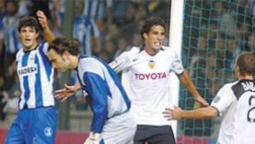 <b>CORRADI LE EMPUJÓ AL PRECIPICIO. </b>El delantero italiano Corradi celebra el primer tanto valencianista con Baraja.