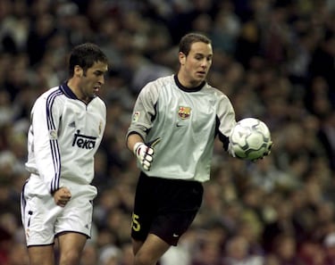 En 1995 empezó en las categorías inferiores del Barcelona, y fue subiendo hasta que en el año 2000 con 18 años debutó con el primer equipo debido a las lesiones de los dos porteros del primer equipo. Al final de la temporada 01/02 es traspasado al Villarreal.