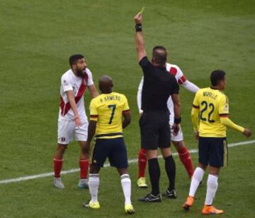 El árbitro Nestor Pitana mostró la tarjeta amarilla a Josepmir Ballon.