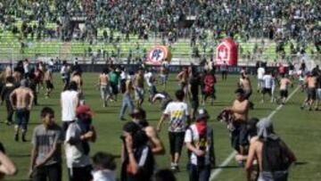 Los mal llamados hinchas de Wanderers y Colo Colo se enfrentan en la cancha impidiendo el partido de primera división en el estadio Elías Figueroa de Valparaíso.