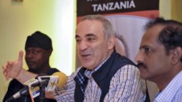 La leyenda del ajedrez azerbaiyano Garry Kasparov (c) da una rueda de prensa en Dar es Salaam (Tanzania) hoy, martes 4 de febrero de 2014. Kasparov visita el pa&iacute;s para promocional el ajedrez como una herramienta educativa y de desarrollo social. 