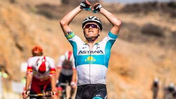 Alexey Lutsenko celebra su victoria en la tercera etapa del Tour de Omán.