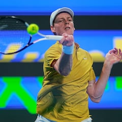 Sinner exhibe de nuevo su habilidad para eludir desastres