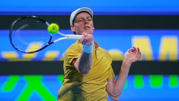 Jannik Sinner, contra Tomas Machac en Doha.