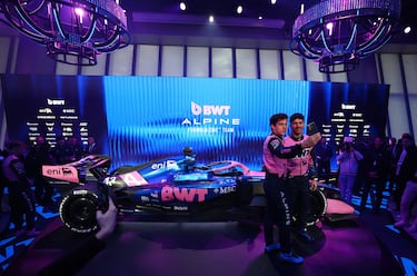 Los pilotos Pierre Gasly y Franco Colapinto se hacen un autorretrato durante la presentación. 