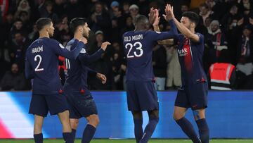 Paris (France), 21/04/2024.- Paris Saint Germain's Goncalo Ramos (R) celebrates a goal with his team mates during the French Ligue 1 soccer match between Paris Saint-Germain (PSG) and Olympique Lyonnais in Paris, France, 21 April 2024. (Francia) EFE/EPA/Teresa Suarez
