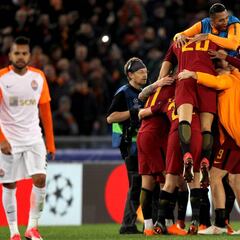 Dzeko le da la clasificación a la Roma en la Champions League