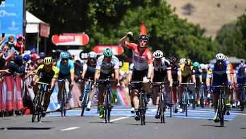 El ciclista alem&aacute;n Andr&eacute; Greipel del equipo Lotto Soudal gana la primera etapa del 20&deg; Tour Down Under tras imponerse al sprint en Lyndoch.