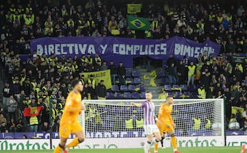 25/01/25 PARTIDO PRIMERA DIVISION 
VALLADOLID - REAL MADRID 
SEGUIDORES PANCARTA CONTRA RONALDO DIRECTIVA PRESIDENTE  