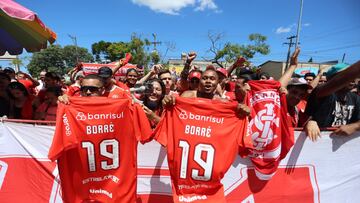 Borré y el recibimiento de los hinchas de Internacional de Porto Alegre.