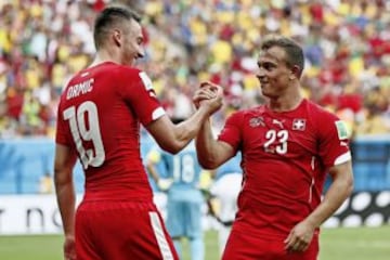 Josip Drmic y Xherdan Shaquiri sumaron 4 goles con Suiza en duelos oficiales el 2015.