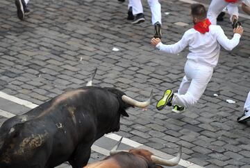 Imágenes del quinto encierro de los Sanfermines 2022 con la ganadería de Cebada Gago. La carrera ha sido complicada y ha dejado varios heridos y caídas.