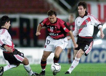 Petkovic, con el 10 de Zico en el Flamengo, en un partido contra el River Plate de Berizzo.