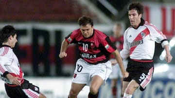 Petkovic, con el 10 de Zico en el Flamengo, en un partido contra el River Plate de Berizzo.