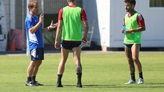 Arrasate da instrucciones a sus jugadores durante un entrenamiento.