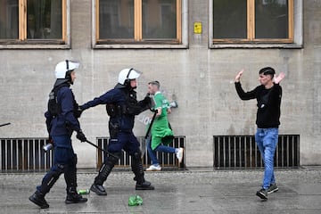 La policía polaca vigila las calles de Breslavia, donde se concentran las aficiones del Betis y del Chelsea, a pocas horas del inicio de la final.