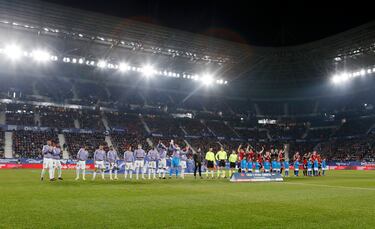 Formación de los conjuntos del Real Madrid y Osasuna momentos antes de comenzar el partido.
