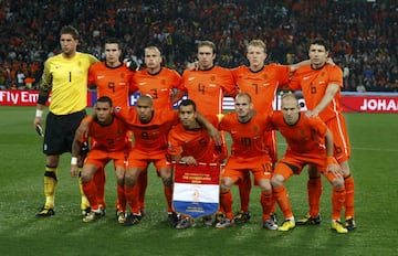 Holanda fue la primera selección en alcanzar al final. Los holandeses dieron su do de pecho al derrotar a Brasil tras ser capaces de remontar a los pentacampeones del mundo. Liderados por Wesley Sneijder y Arjen Robben, no habían perdido en todo el campeonato. En la imagen posan, de pie y de izquierda a derecha: Stekelenburg, Van Persie, Heitinga, Mathijsen, Kuyt y Van Bommel. Agachados y en el mismo orden, Van der Wiel, De Jong, Gio, Sneijder y Robben.