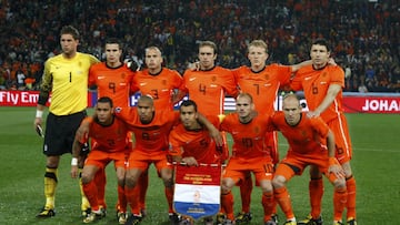 Holanda fue la primera selección en alcanzar al final. Los holandeses dieron su do de pecho al derrotar a Brasil tras ser capaces de remontar a los pentacampeones del mundo. Liderados por Wesley Sneijder y Arjen Robben, no habían perdido en todo el campeonato. En la imagen posan, de pie y de izquierda a derecha: Stekelenburg, Van Persie, Heitinga, Mathijsen, Kuyt y Van Bommel. Agachados y en el mismo orden, Van der Wiel, De Jong, Gio, Sneijder y Robben.